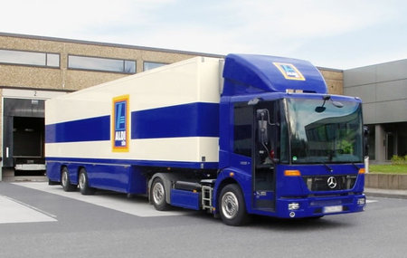 Mercedes Benz S New Tractor Trailer Is Ed By Natural Gas