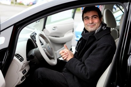 Olivier-Chalouhi-in-his-new-Nissan-LEAF-1.jpg