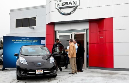 Olivier-Chalouhi-in-his-new-Nissan-LEAF-2.jpg