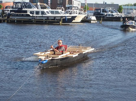 Solar-powered-boat-by-Vripack-3.jpg