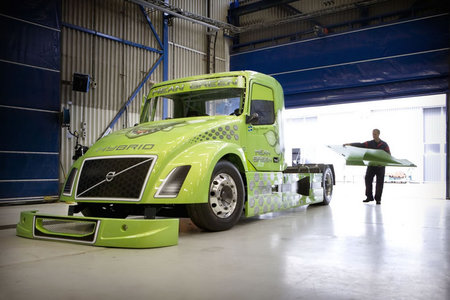 Volvo_World's_Fastest_Hybrid_Truck.jpg