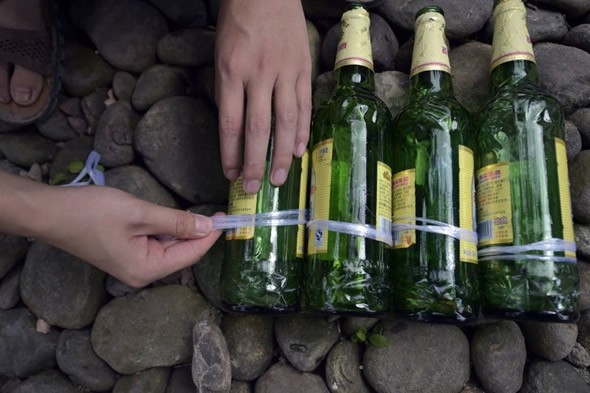 Chinese-artist-recycled-beer-bottles-01