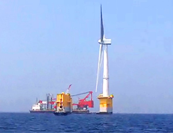 Japan installs floating wind turbine 01
