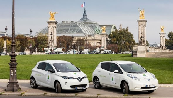 Zoe-n-Leaf-in-Paris-1