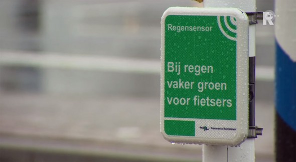 Rotterdam-traffic-lights-rain-sensor-cycle-lanes-Netherlands (1)